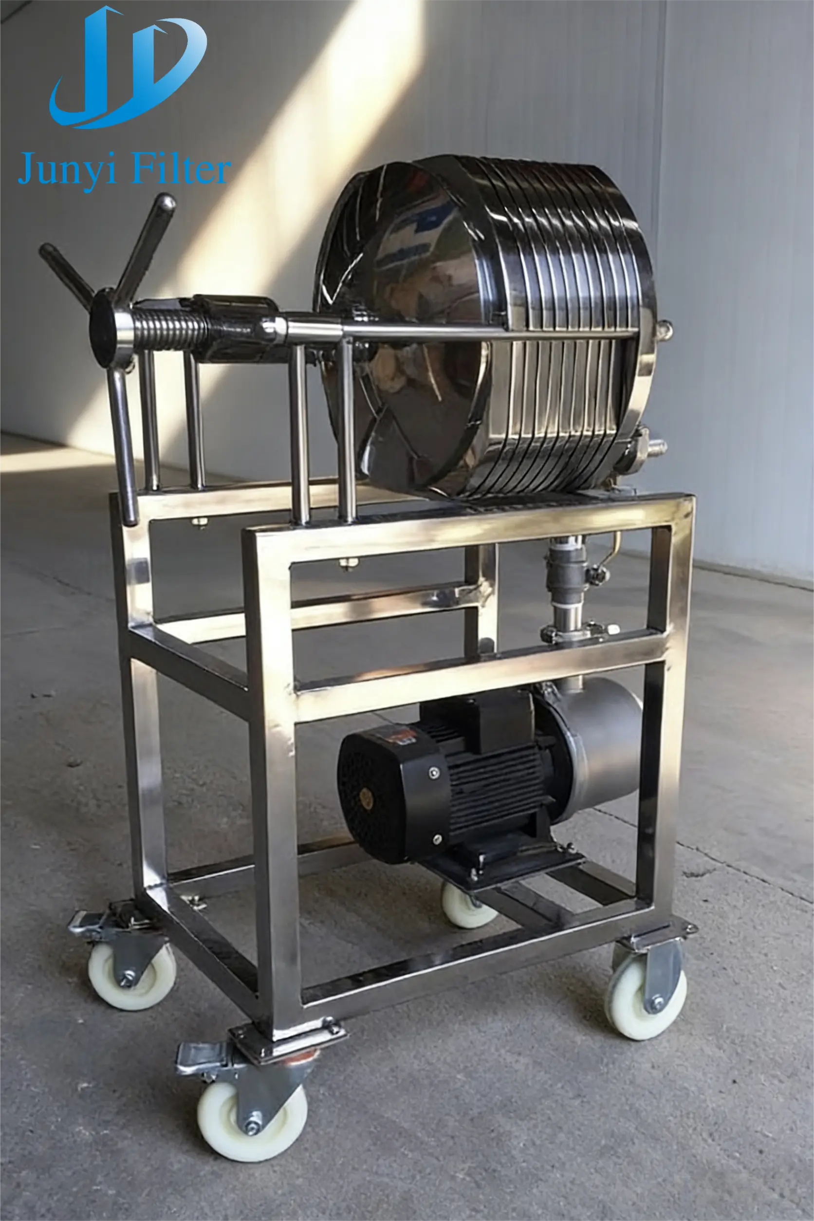 Precisely meeting the research and development-level filtration requirements, Junyi's multi-layer plate-and-frame filter machine helps upgrade the quality of alcoholic beverages.